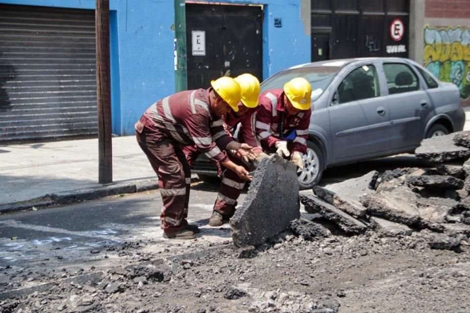 'La temporada de lluvias es un momento en el que precisamente se generan más baches, hay mucho tránsito vehicular, y con el agua, pues en algunas zonas se anega y se genera otra vez un bache', dijo.