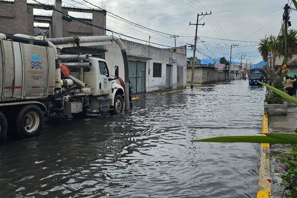 De nuevo. La Colonia Culturas de México, en Chalco, requirió de equipo especial para el desalojo de agua.