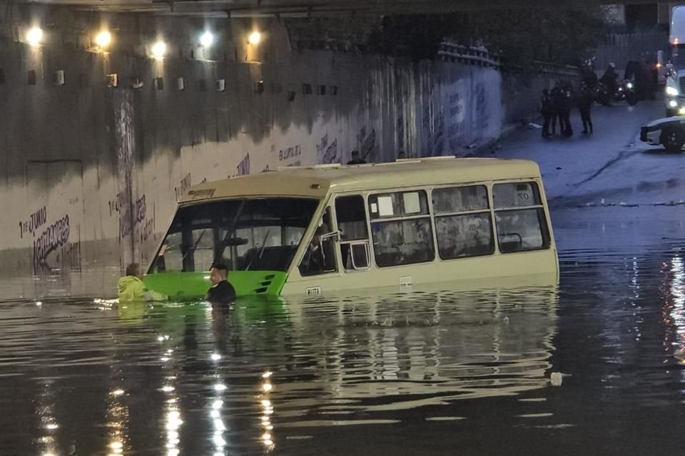 CHURUBUSCO. Una persona, cuya camioneta quedó atrapada, fue rescatada.