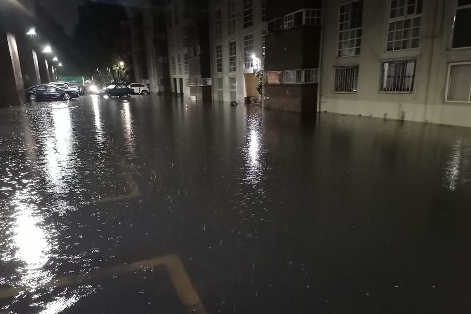 TLALPAN. Viviendas sufrieron afectaciones debido a la creciente del agua en la Unidad Habitacional Fresales, cercana a Periférico.