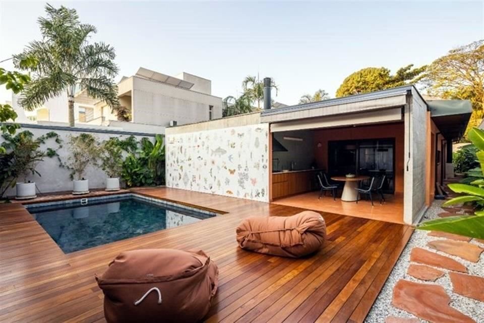 El panel del artista brasileño Calu Fontes adorna la piscina y le aporta un toque artístico al espacio.