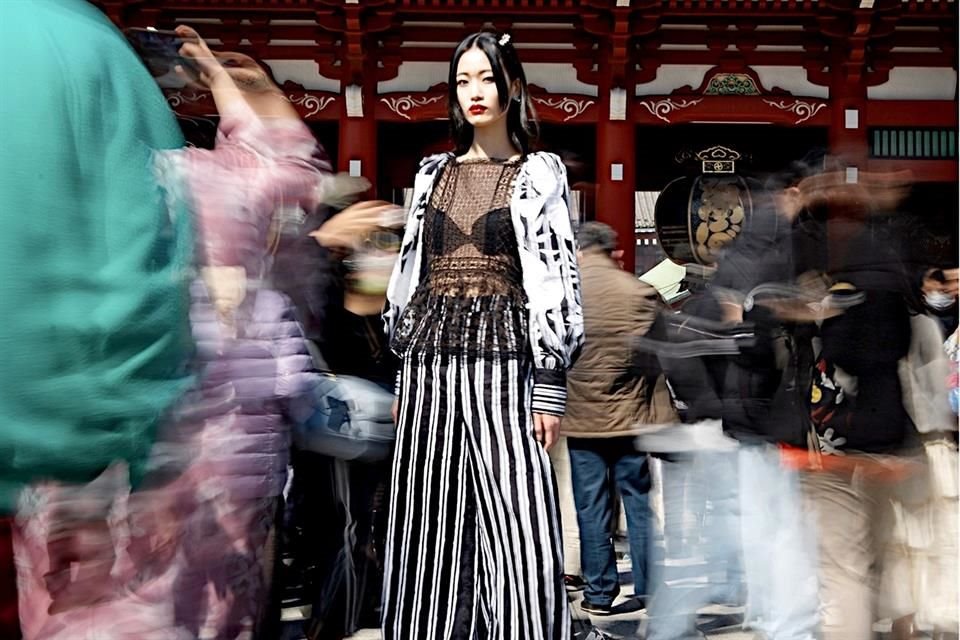 Técnicas ancestrales mexicanas se mostraron en siluetas modernas.