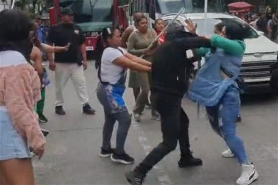 Las inconformes reclamaban la entrega de espacios para trabajar de manera regular, sin embargo, durante la protesta un grupo de mujeres comerciantes las agredió con tubos.