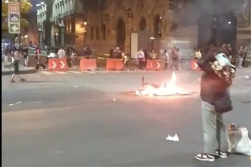 En el lugar colocaron un bloqueo y prendieron una fogata con basura a manera de protesta por las agresiones.