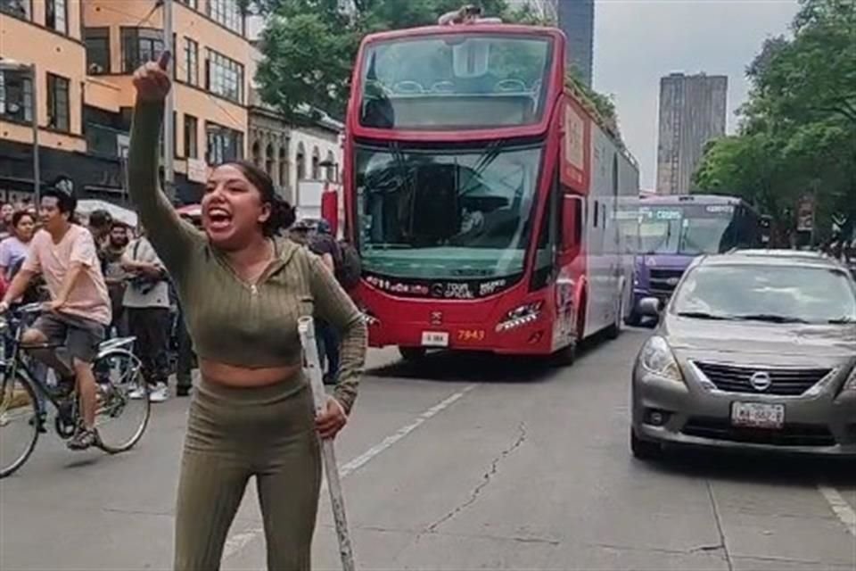 Durante la protesta un grupo de mujeres comerciantes las agredió con tubos.
