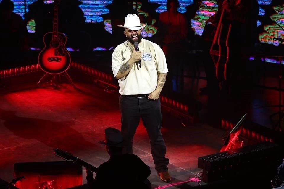 El concierto del nacido en Hermosillo, Sonora, tuvo una duración de casi tres horas y media y dejó al público más que complacido por su vasto repertorio.