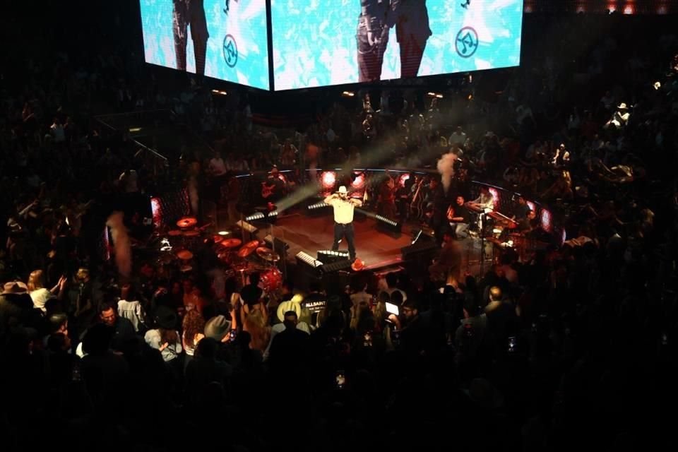 Carín en el escenario no tiene límites y sus fans lo agradecen.