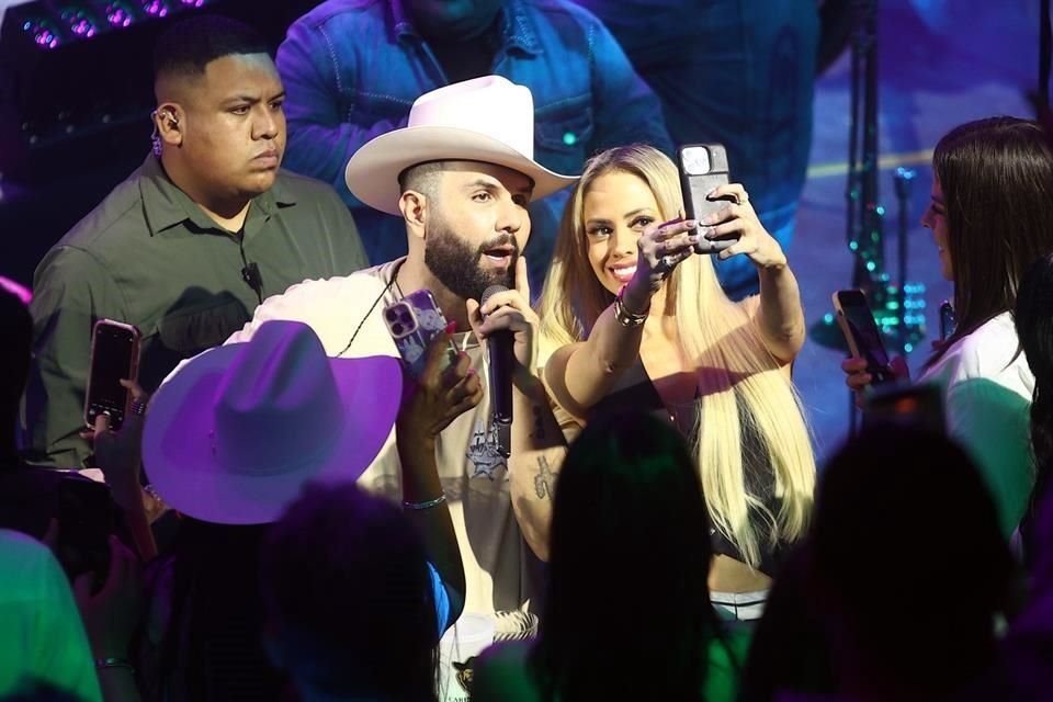 Carín estuvo muy cercano a su público, pues se tomó selfies y recogió flores.
