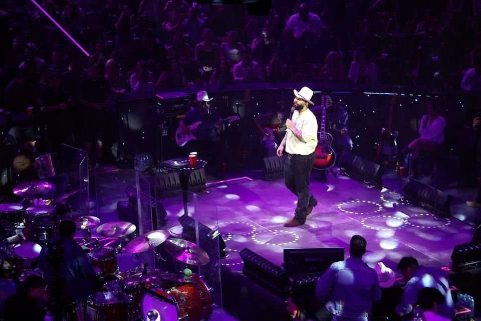 El cantante hizo un recorrido por diferentes géneros incluyendo la música norteña, de banda, colombiana, baladas, hubo elementos de música country, y en un momento hasta rapeó.