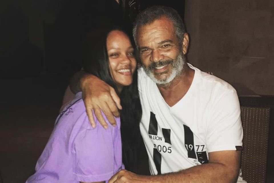 Ronald Fenty, padre de Rihanna, falleció a los 70 años en Los Ángeles tras una breve enfermedad; la cantante no se ha pronunciado aún.