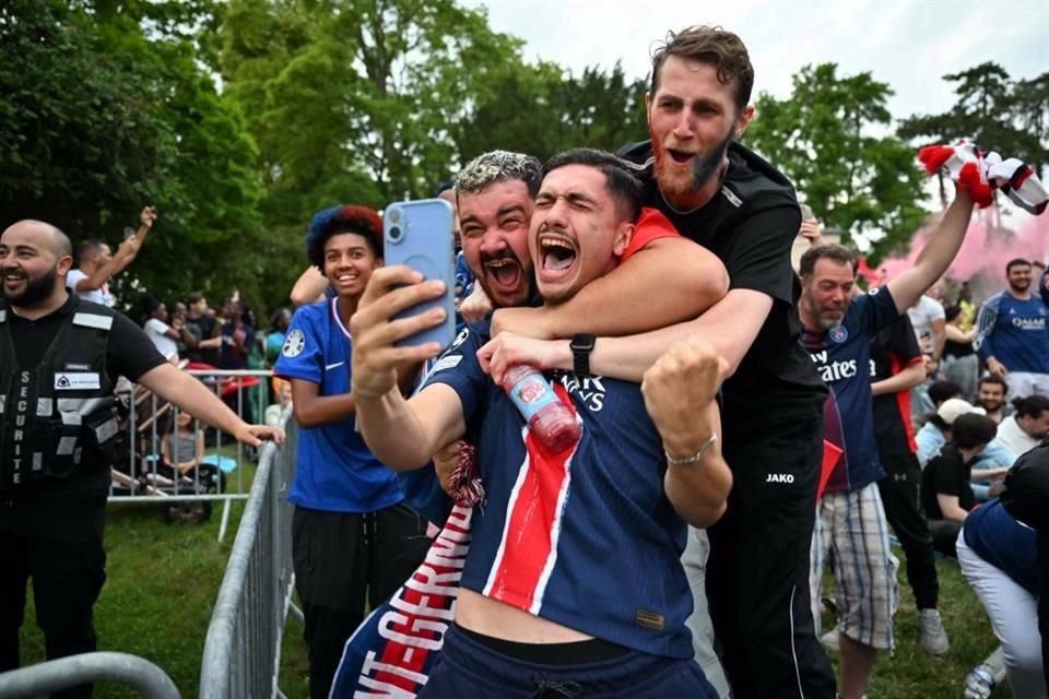 Los fanáticos parisinos que no pudieron ir a Múnich vieron el partido en un Fan Fest y se desbordaron de alegría con los goles de su equipo.