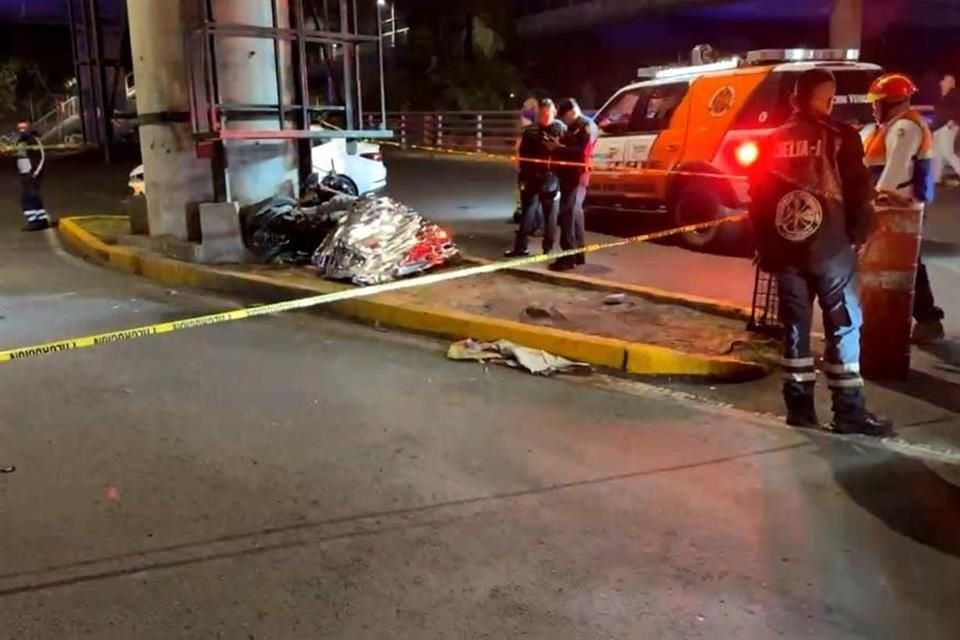 Los dos tripulantes de la motocicleta viajaban a exceso de velocidad, cuando el conductor perdió el control y se impactaron de lleno contra la columna de la vialidad elevada.