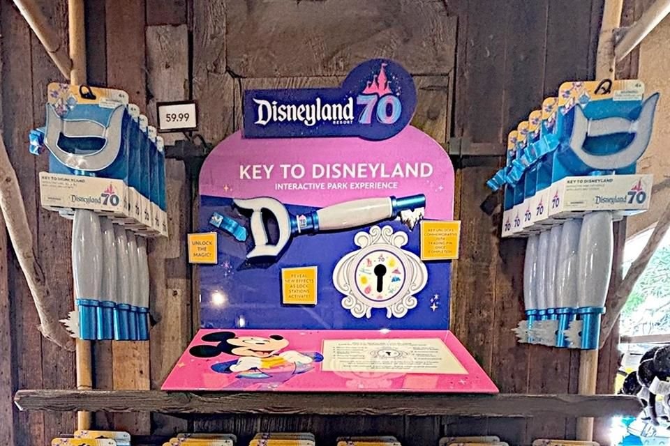 Что-то зовет взрослых поклонников Disney к празднику: «Ключ к Диснейленду» открывает доступ к иконке, световому эффекту и музыке из каждой из девяти земель Disney.