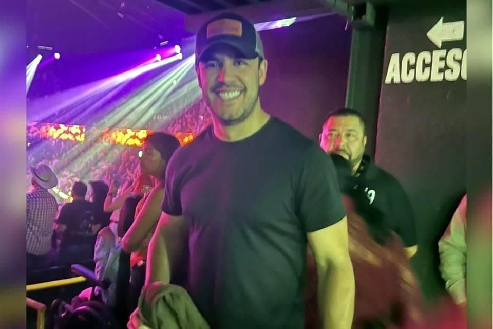 Eduardo Capetillo hijo llegó a Monterrey, y también estuvo cantando feliz de la vida los éxitos de la estrella del show.