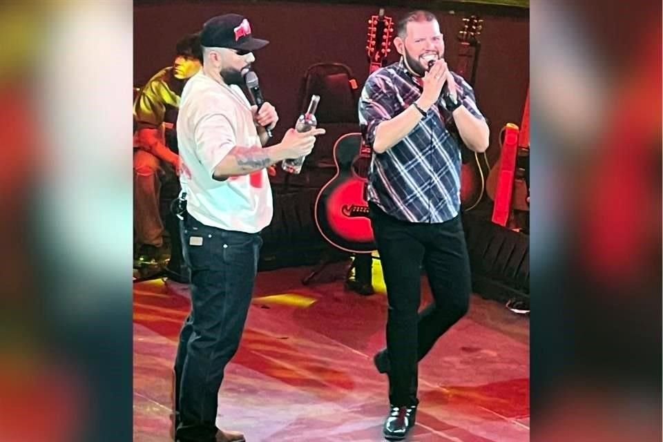 El invitado de Carín León en esta presentación fue Óscar Iván, de Duelo.