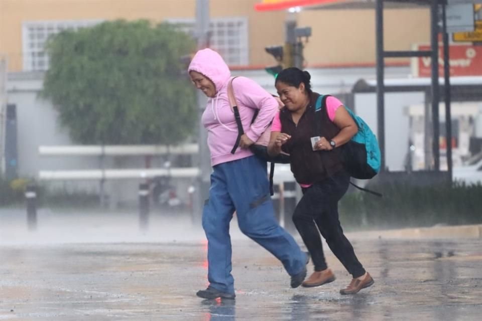 A algunas personas, la tormenta de esta tarde les tomó por sorpresa.