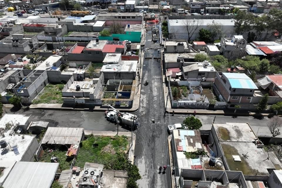 Las tareas para retirar las aguas negras en Chalco se extendieron hasta el viernes al atardecer. 