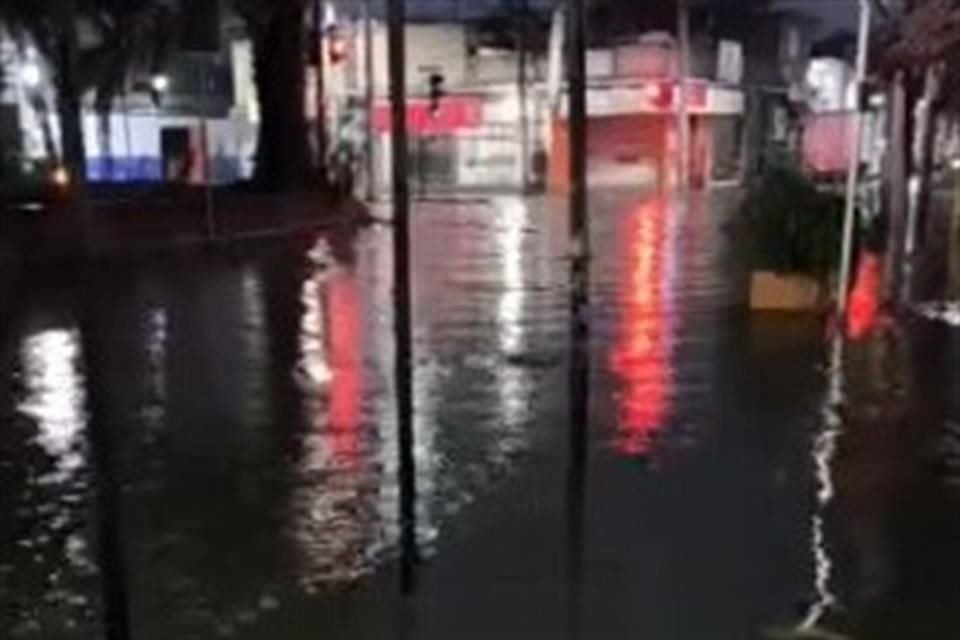 Aún así, anoche se reportaban anegaciones en vialidades de Chalco.