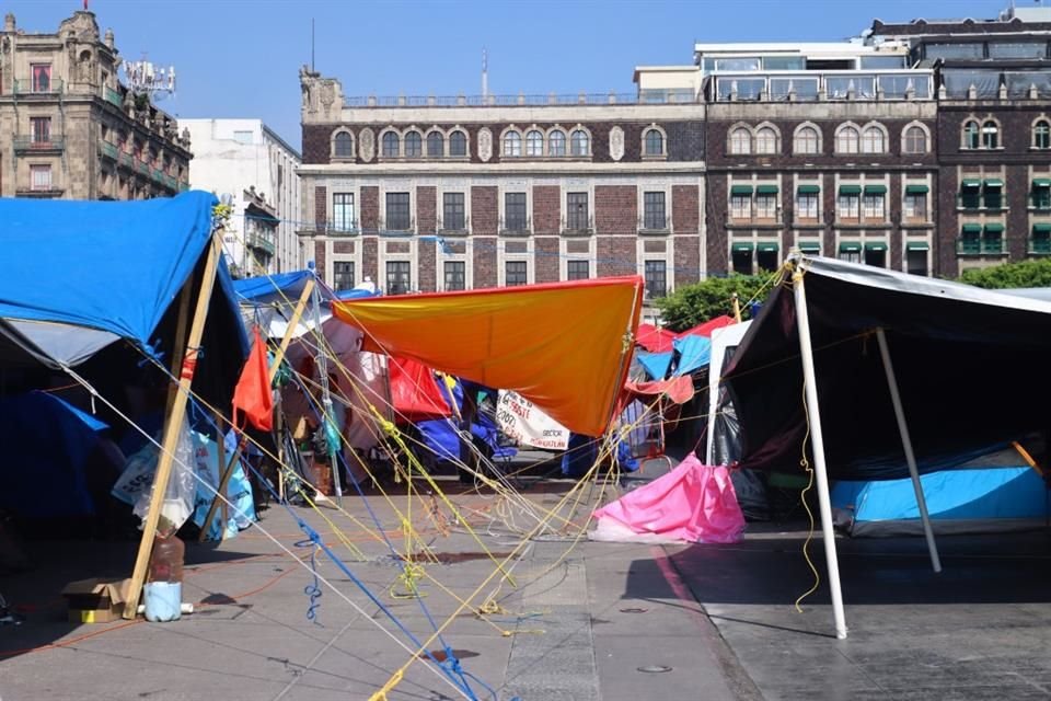 CNTE votó por irse del Zócalo, pero hasta medianoche permanecían carpas del plantón, aunque algunos maestros comenzaron a abandonar plancha.
