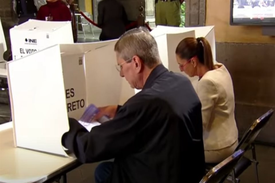 La Presidenta y su esposo al emitir su voto.