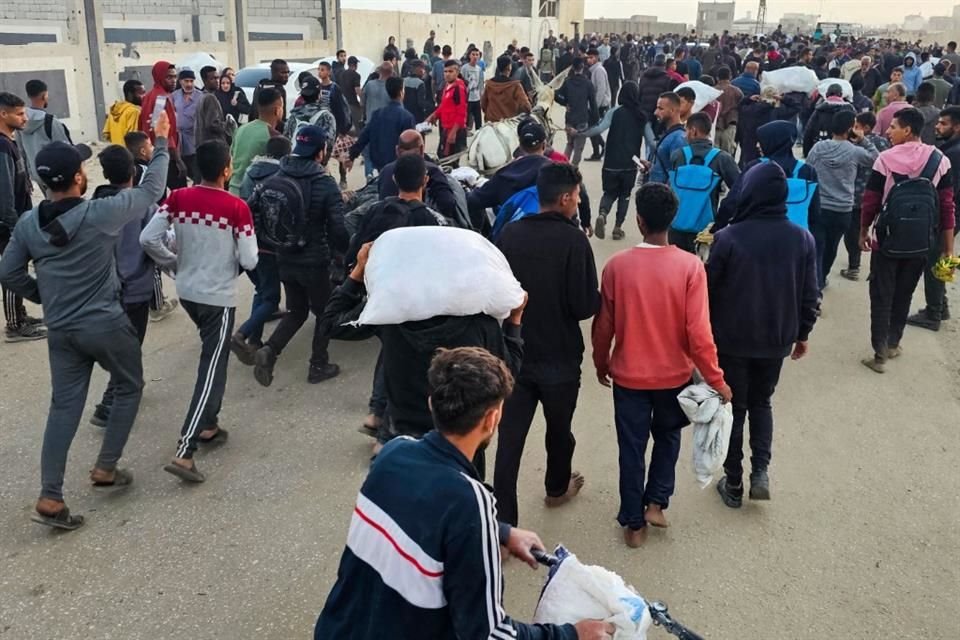 Palestinos desplazados salen de un centro de distribución en Rafah el 1 de junio.