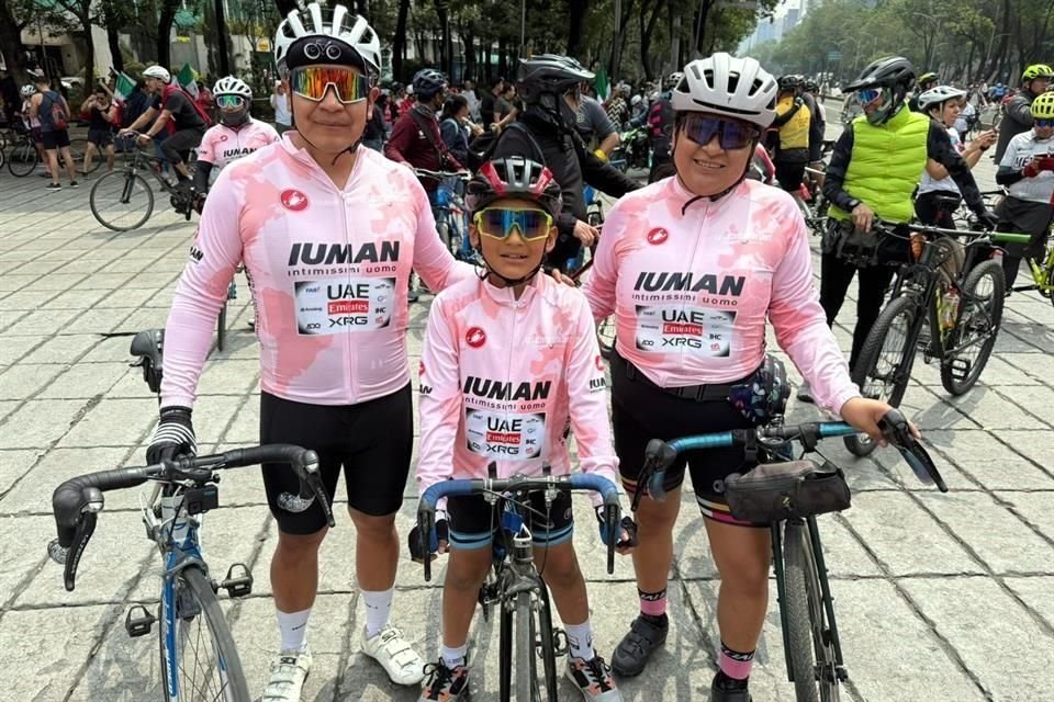 Esta familia presumiendo la maglia de Del Toro.