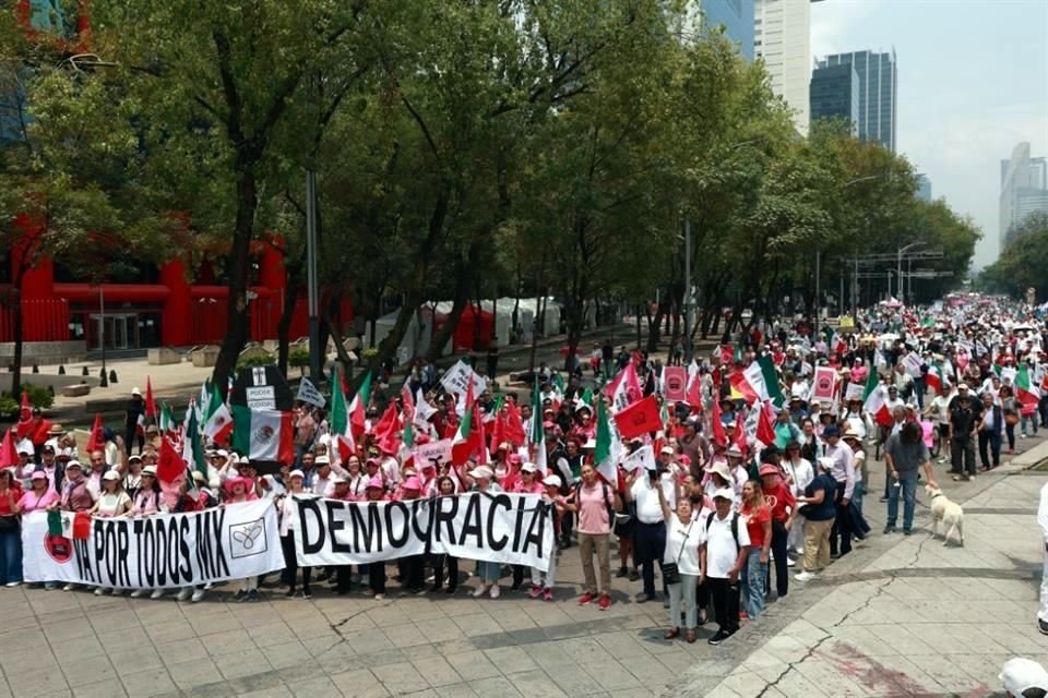 Convocados por la agrupación Va por Todos Mx, ciudadanos marchan sobre Paseo de la Reforma en contra de la elección judicial.