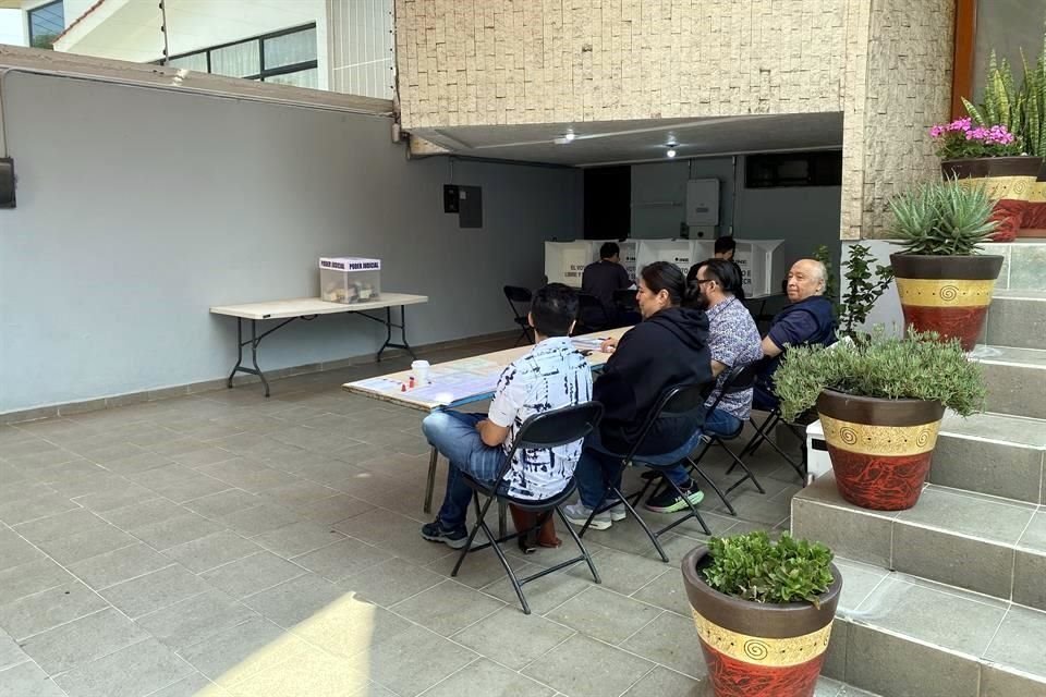 En la zona, la participación parece que se mantendrá escasa durante el resto del día.