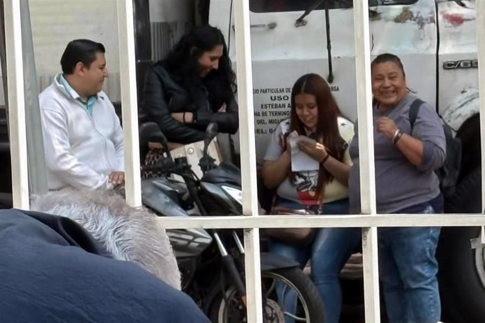 En la misma Colonia Anáhuac se reportó a grupos de personas cerca de casillas.