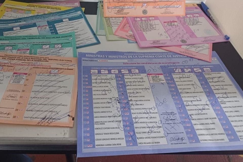 'Quisiera un gobierno con autonomía en sus poderes, ya veo que fue mucho pedir', acusa en sus papeletas un votante de Tlaxcala.