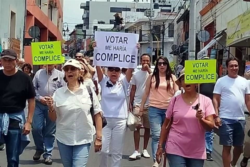 En la capital morelense, en Cuernavaca, ciudadanos también se manifestaron en contra de las votaciones.