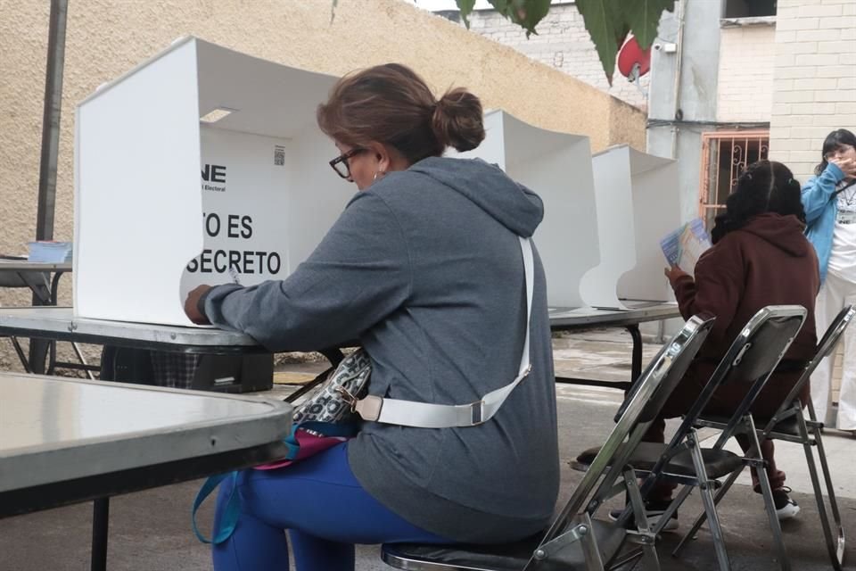 En un primer corte, la Coparmex advirtió que 64.25 por ciento de casillas observadas se instalaron con normalidad, pero el 30.9 por ciento se instaló con funcionarios incompletos o suplentes.