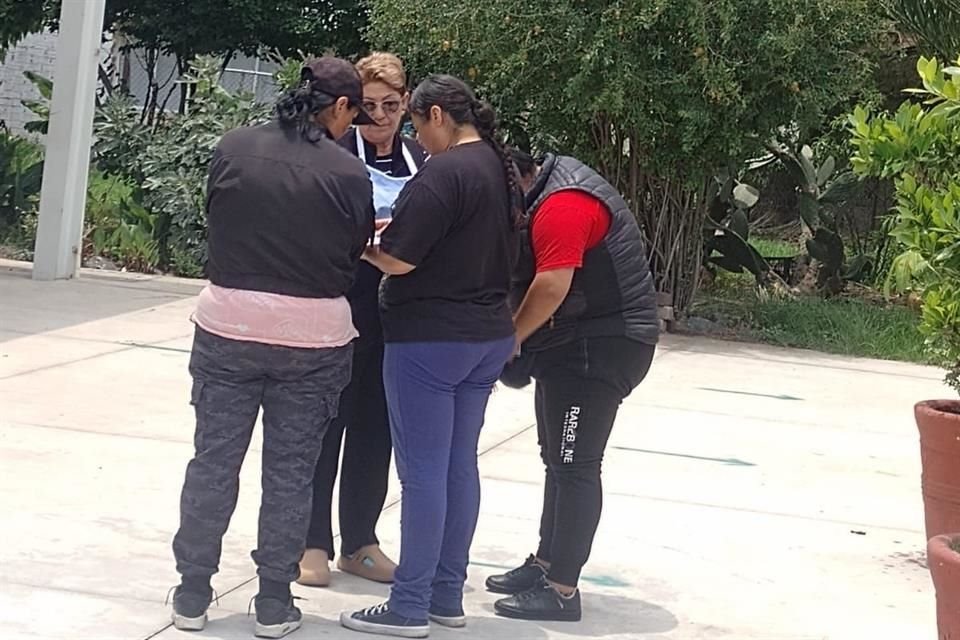 De acuerdo con testimonios, en la casilla 0988, instalada en el municipio mexiquense, algunas personas tomaron asistencia a los votantes.