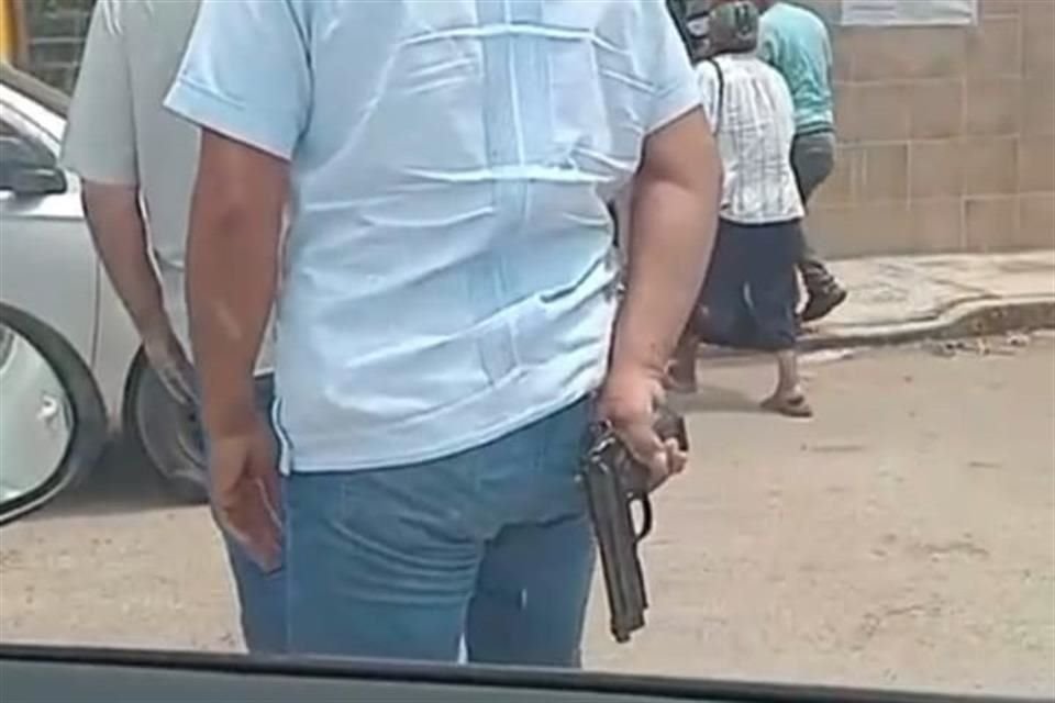 El individuo empuña una pistola en la mano derecha lista para ser usada y fue captado en la comunidad de San Antonio de la Huerta.