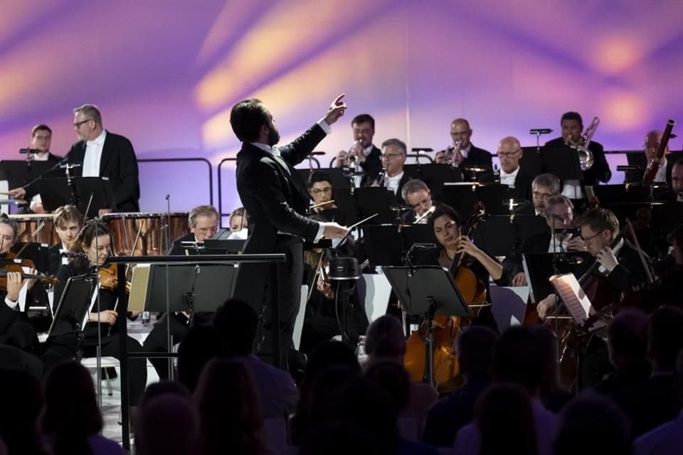 Miembros de la Orquesta Sinfónica de Viena tocan 'El Danubio Azul', en una interpretación que se escuchó este sábado en el espacio.