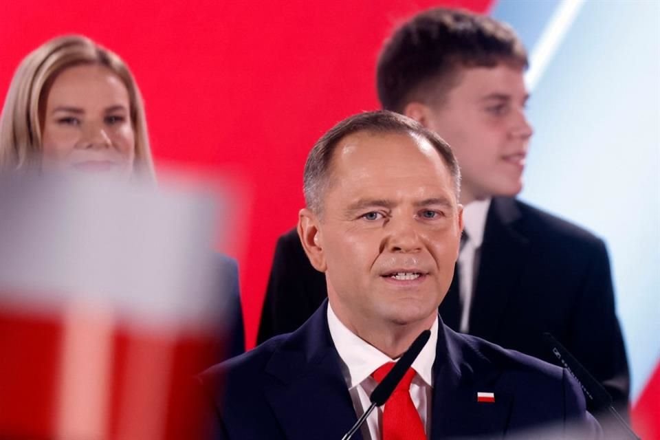 El candidato Karol Nawrocki habla con seguidores tras resultados de encuestas de salida en Polonia.