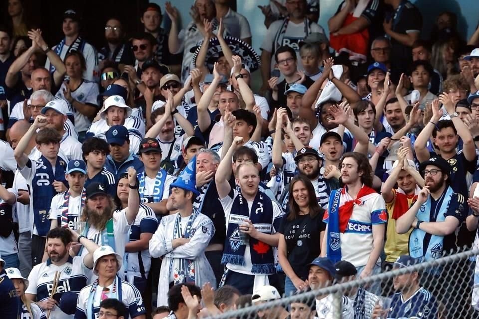 Los aficionados de Vancouver no abandonaron a su equipo pese a la gran diferencia en el marcador.