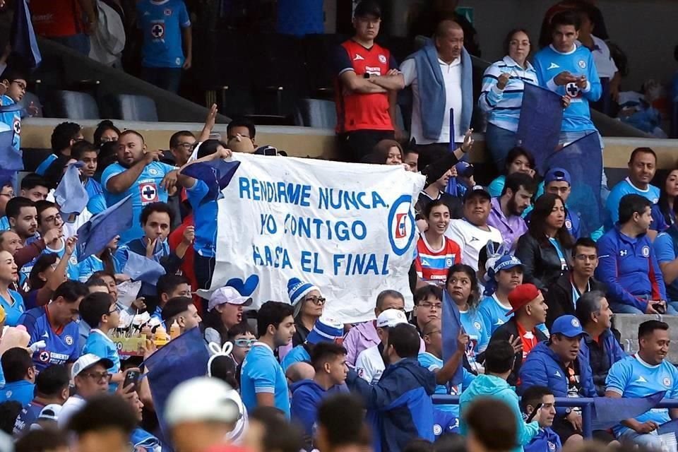 La afición de Cruz Azul se dio cita en el Olímpico Universitario para volver a ver a su equipo campeón en materia internacional.