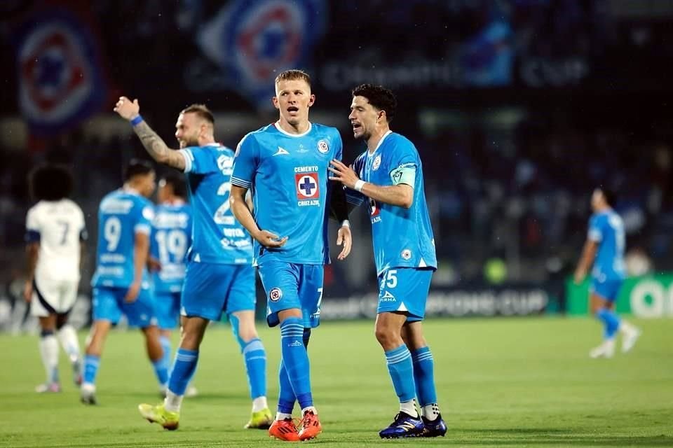 Mateusz Bogusz selló el 4-0 al descanso al aprovechar el mal despeje de la defensa canadiense.