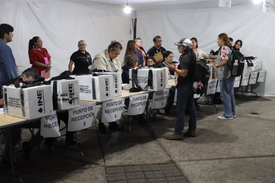 Así llegaron los paquetes electorales y comenzóel cómputo de ministros de la SCJN en la junta distrital del INE 07, en Gustavo A. Madero.