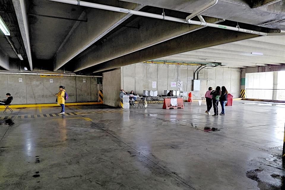 DESOLACIÓN. Las casillas en la universidad se instalan en el estacionamiento. La 774 Contigua lució así casi toda la jornada.