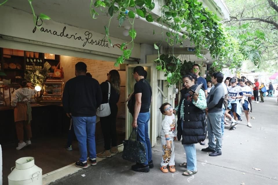 APENAS A UN PAR DE CUADRAS. Mientras en una panadería de la Calle Colima la banqueta lucía abarrotada, una Casilla ubicada sobre la misma vía se quedaba vacía por momentos.