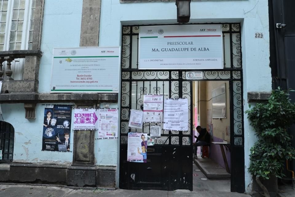 APENAS A UN PAR DE CUADRAS. Mientras en una panadería de la Calle Colima la banqueta lucía abarrotada, una Casilla ubicada sobre la misma vía se quedaba vacía por momentos.