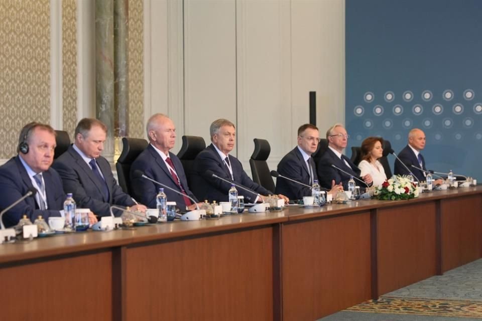 Miembros de la delegación rusa atienden a una reunión con Ucrania en Estambul, el 2 de junio del 2025.