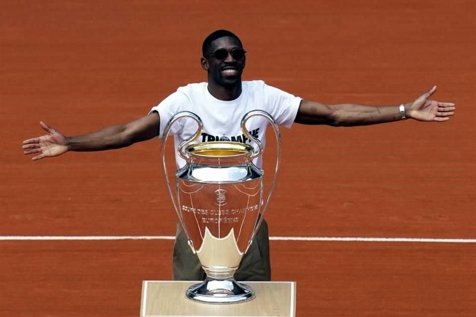 Ousmane Dembelé trajo el trofeo de la Champions League a la cancha Philippe-Chatrier para festejar con los parisinos asistentes a Roland Garros.