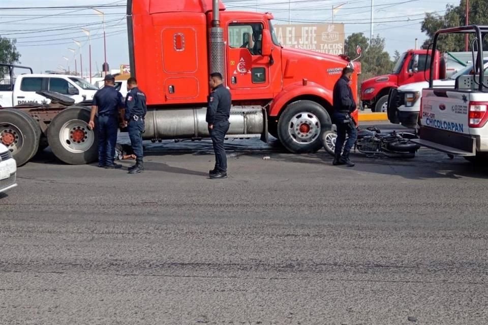 Tras derrapar, el motociclista quedó debajo de las llantas de un tráiler, en la carretera federal México-Texcoco.