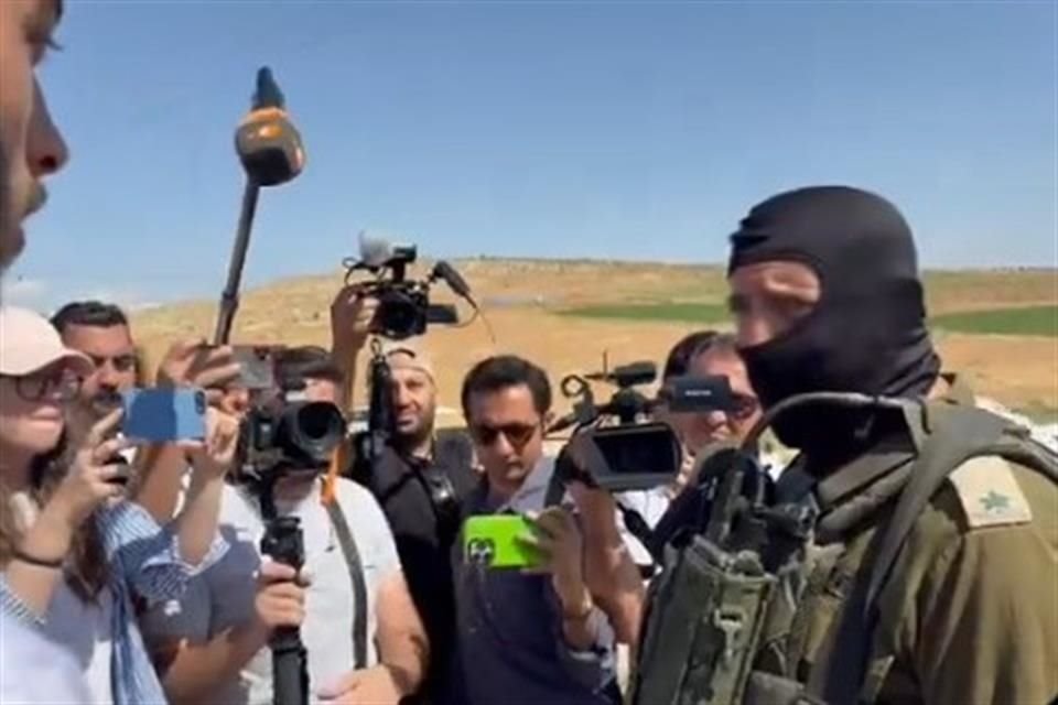Los directores del filme dijeron que habían invitado a los periodistas al recorrido para entrevistar a los residentes sobre el aumento de la violencia en la zona.