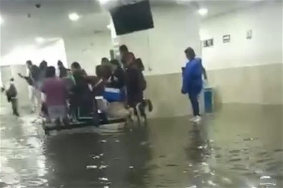 Una inundación en el Hospital General de Zona 53 del IMSS, ubicado en Los Reyes La Paz, afecta a pacientes y personal.