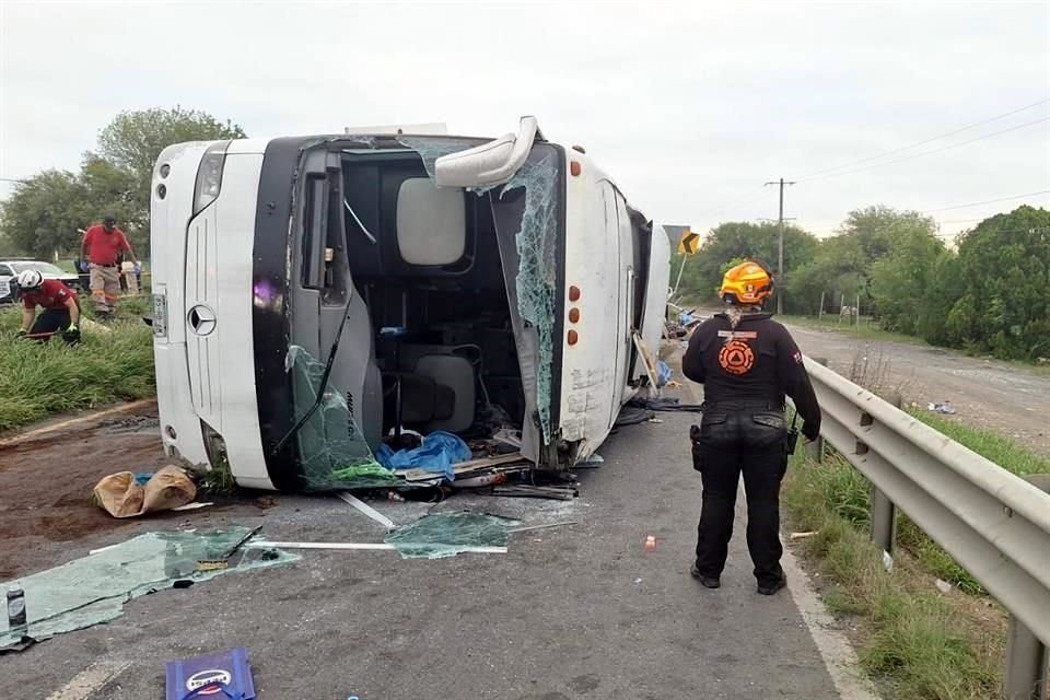  El autobús Mercedes Benz modelo 2007, que iba a Tampico, quedó volcado en los carriles hacia Monterrey, a la altura de la comunidad La Laja, en Hualahuises.