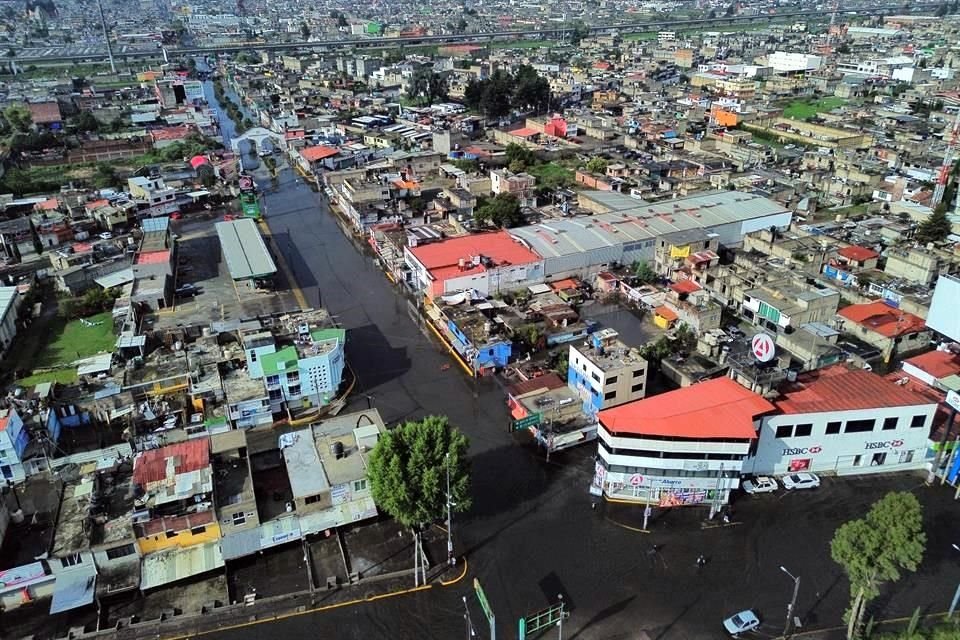 Comercios y viviendas se encuentran afectados en el acceso de la localidad.